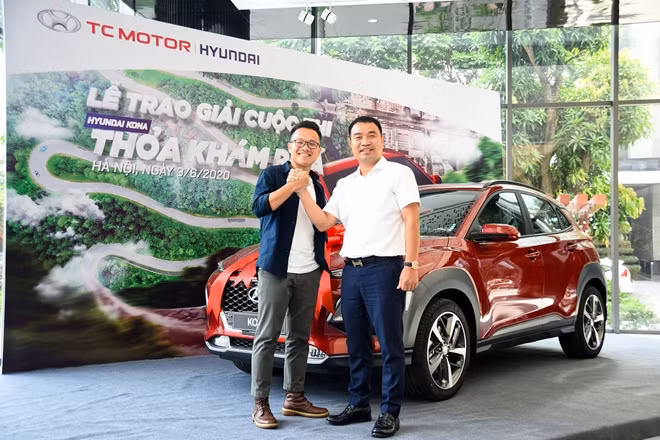 Tổng Giám đốc TC MOTOR - Ông Lê Ngọc Đức trao tặng chiếc Hyundai KONA cho một người chơi trong chương trình KONA Thỏa Khám Phá