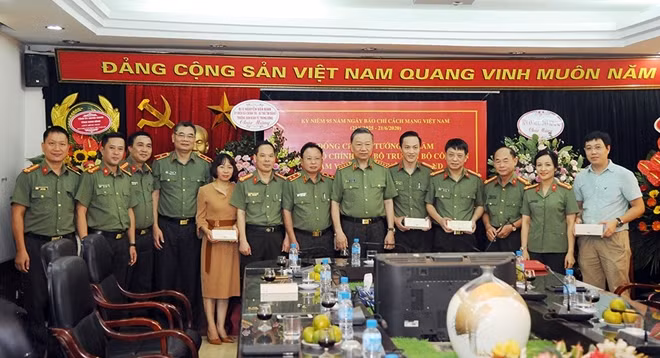 Bộ trưởng Tô Lâm tặng quà đại diện lãnh đạo Báo CAND và các phóng viên đoạt Giải Báo chí Quốc gia lần thứ XIV.