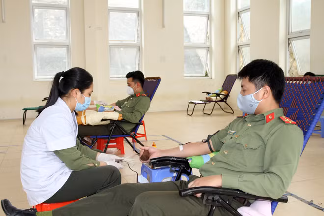 : CBCS Công an tỉnh tích cực hưởng ứng Ngày “Toàn dân hiến máu tình nguyện” : CBCS Công an tỉnh tích cực hưởng ứng Ngày “Toàn dân hiến máu tình nguyện”