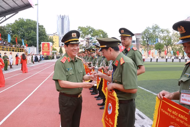 Thứ trưởng Nguyễn Văn Sơn trao biểu trưng và cờ lưu niệm tặng các đoàn dự Đại hội khỏe "Vì an ninh Tổ quốc".