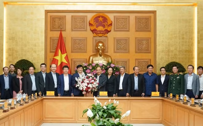 Thủ tướng Nguyễn Xuân Phúc tặng hoa chúc mừng Ban chỉ đạo quốc gia phòng Covid-19