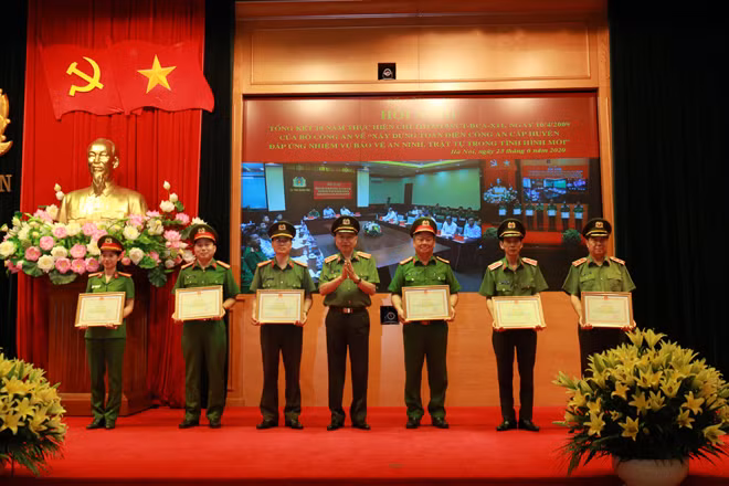 Bộ trưởng Tô Lâm trao Bằng khen cho các cá nhân có thành tích xuất sắc