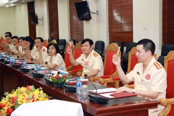 Đảng viên biểu quyết thông qua Nghị quyết Đại hội tại Đại hội Chi bộ tại Đảng bộ Cục Hậu cần.
