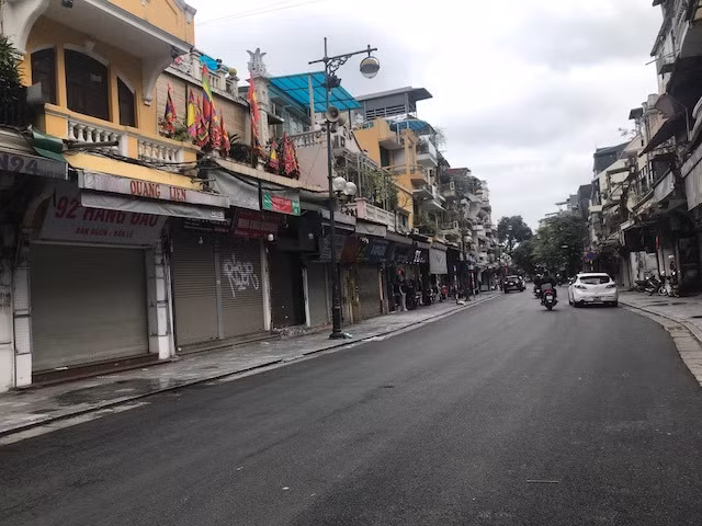Phố Hàng Ngang - Hàng Đào, 2 tuyến phố sầm uất nhất của Hà Nội có đến 50% các cửa hàng vẫn đóng cửa.