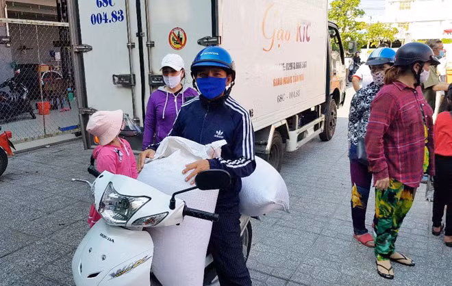 Doanh nghiệp gạo của anh Nguyễn Trung Chánh, ở phường Vĩnh Lạc TP. Rạch Giá chở 100 ký gạo đến ủng hộ cho chương trình ATM gạo.