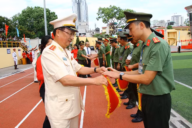 Thứ trưởng Nguyễn Văn Thành trao biểu trưng và cờ lưu niệm tặng các đoàn dự Đại hội khỏe "Vì an ninh Tổ quốc".