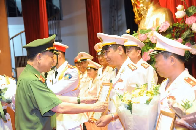 Bộ Trưởng Bộ Công an trao Quyết định điều động Đại tá Dương Văn Tính - Giám đốc Công an tỉnh Bắc Kạn giữ chức vụ Cục trưởng Cục Công nghệ thông tin - Bộ Công an