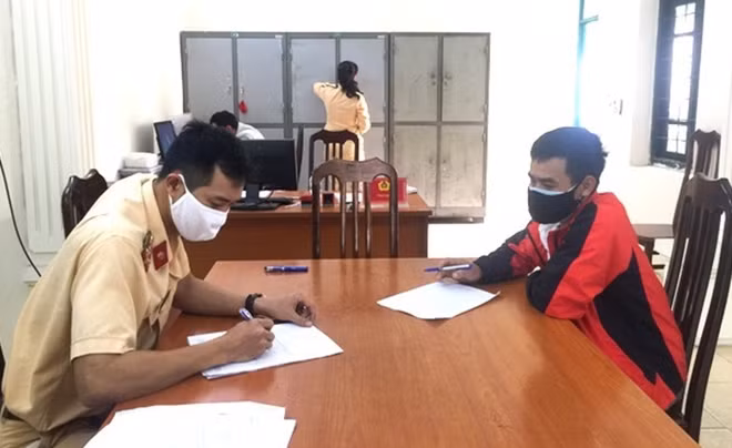 Lái tàu Chu Thành Công tại cơ quan Công an.