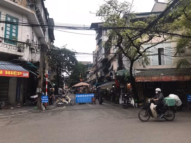 Phố Nguyễn Thiện Thuật vẫn bị chắn rào hạn chế ra vào.