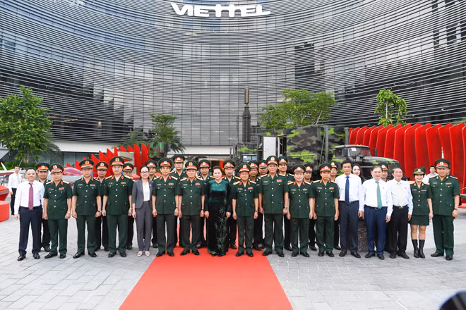 Chủ tịch Quốc hội Nguyễn Thị Kim Ngân chụp ảnh lưu niệm cùng lãnh đạo Tập đoàn Công nghiệp – Viễn thông Quân đội (Viettel)