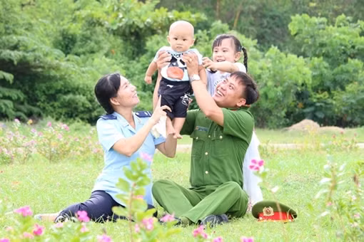Công an Trà Vinh trao giải cuộc thi ảnh “Góc ảnh gia đình” năm 2020