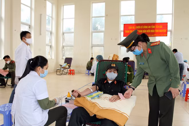 Thượng tá Lê Thị Thanh Hằng, Phó Giám đốc Công an tỉnh động viên CBCS tham gia hiến máu Thượng tá Lê Thị Thanh Hằng, Phó Giám đốc Công an tỉnh động viên CBCS tham gia hiến máu