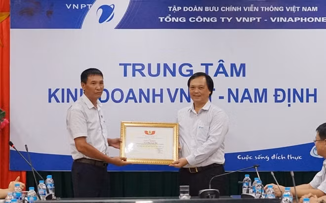 Ông Hoàng Minh Cường - Chủ tịch Công đoàn VinaPhone trao tặng giấy khen của Công đoàn VNPT cho anh Phạm Quang Thiện
