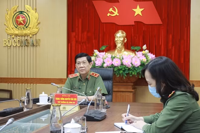 Thứ trưởng Nguyễn Văn Sơn, Trưởng BCĐ phòng chống dịch Bộ Công an tại đầu cầu Bộ Công an. Thứ trưởng Nguyễn Văn Sơn, Trưởng BCĐ phòng chống dịch Bộ Công an tại đầu cầu Bộ Công an.