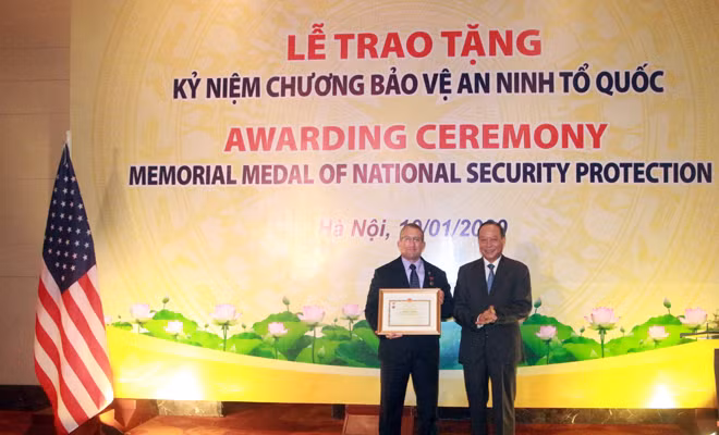 Thứ trưởng Lê Quý Vương trao Kỷ niệm chương “Bảo vệ An ninh Tổ quốc” tặng ngài Daniel Holcomb.