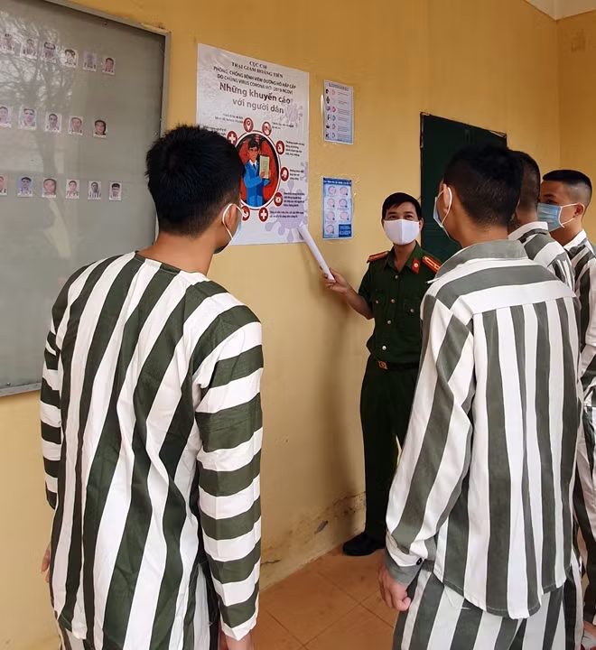 Cán bộ Trại giam Hoàng Tiến tuyên tuyền cho phạm nhân cách phòng chống dịch COVID - 19