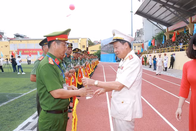 Thứ trưởng Lê Quý Vương trao biểu trưng và cờ lưu niệm tặng các đoàn dự Đại hội khỏe "Vì an ninh Tổ quốc".