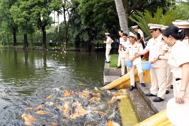Cán bộ, chiến sĩ Cục Đối ngoại thăm ao cá Bác Hồ