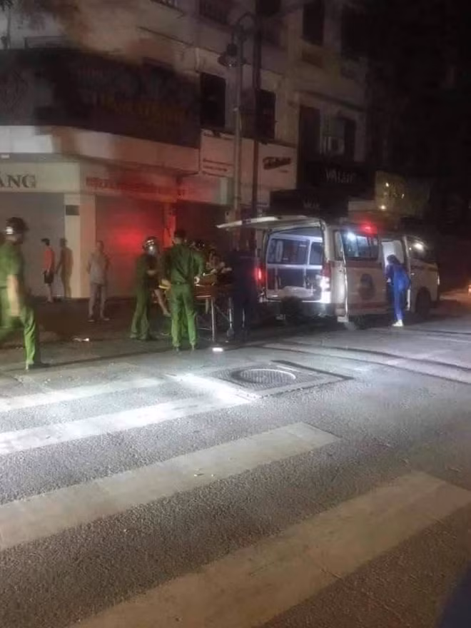 Nữ nạn nhân được đưa đi cấp cứu trong đêm