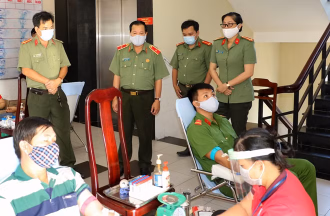 Thiếu tướng Nguyễn Văn Thuận, Giám đốc cùng Bí thư Đoàn thanh niên Công an thành phố thăm hỏi, động viên CBCS tham gia hiến máu.