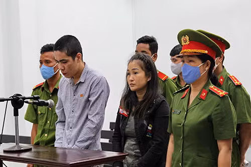 Bị cáo Trần Minh Hoàng và Hồng Thị Chanh Tha nghe tòa tuyên án. Ảnh : CTV