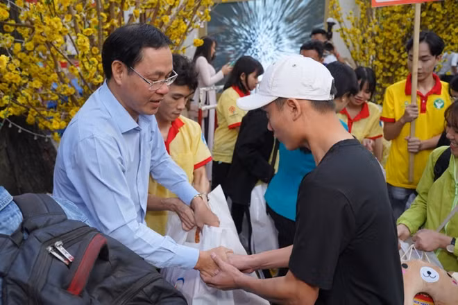 Ông Nguyễn Thành Trung, Phó Chủ tịch TT UBMTTQ VN TP HCM tặng quà cho sinh viên trước giờ về quê đón Tết