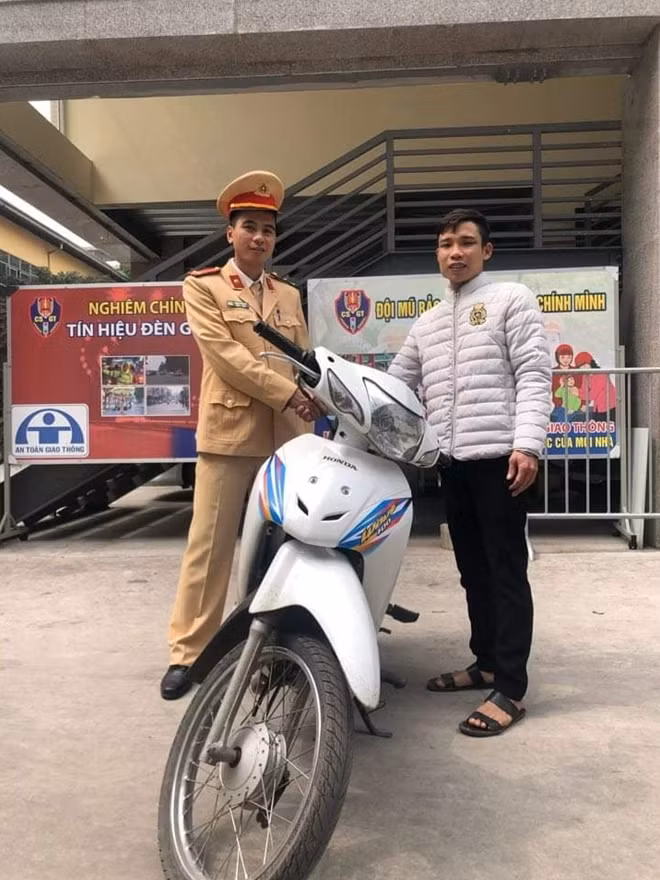 Anh Hoàng Nam nhận lại xe bị mất.