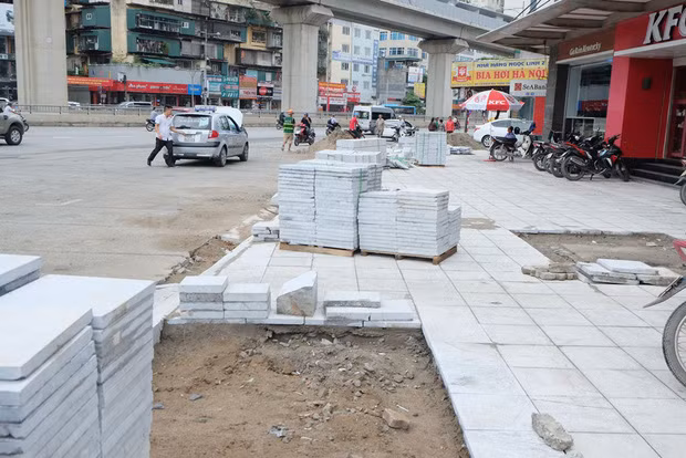 Vỉa hè bật lên lát lại chưa thấy đẹp hơn, chỉ thấy vỡ hỏng.