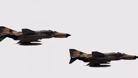 Phi cơ F-4 Phantom của Iran tấn công IS. Phi cơ F-4 Phantom của Iran tấn công IS.