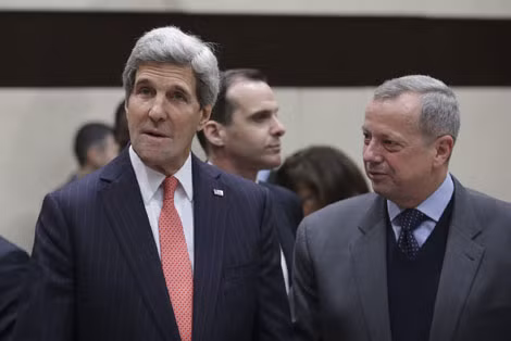 Ngoại trưởng Mỹ John Kerry (trái) tại cuộc họp ở Brussels hôm 3/12. Ảnh: lainformacion. Ngoại trưởng Mỹ John Kerry (trái) tại cuộc họp ở Brussels hôm 3/12. Ảnh: lainformacion.
