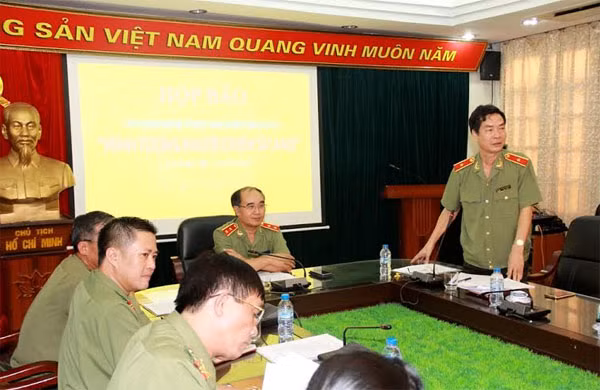 Thiếu tướng Phạm Văn Miên, Tổng Biên tập Báo CAND, Phó Trưởng ban Thường trực BTC LHSK, trao đổi với báo giới.