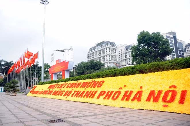 Khu vực bên trong được chú trọng, trang hoàng với hai màu chủ đạo vàng, đỏ.