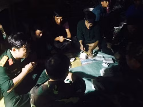 Dù đêm tối, trời mưa to nhưng Ban chỉ huy vẫn đang tìm phương án tối ưu để tìm kiếm nạn nhân.