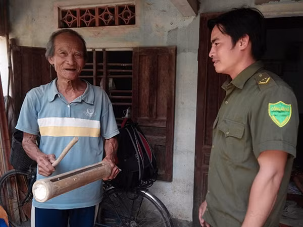 Các gia đình ở xã Bình Thới tự trang bị mõ để thông báo khi phát hiện vi phạm ANTT.