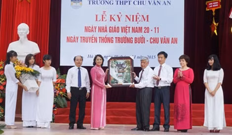 Nguyên Tổng Bí thư Lê Khả Phiêu trao bức tranh tặng thày và trò Trường THPT Chu Văn An.