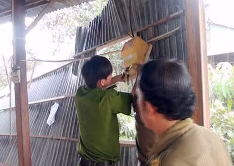 Lực lượng Công an giúp người dân khắc phục sự cố. Lực lượng Công an giúp người dân khắc phục sự cố.
