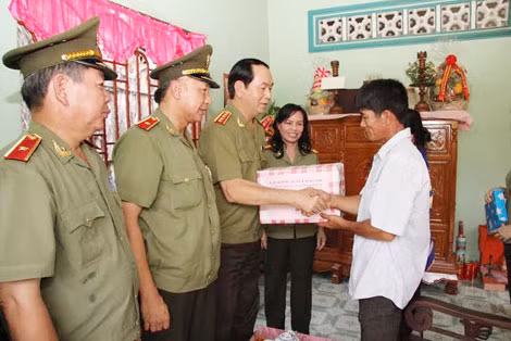 Bộ trưởng Trần Đại Quang tặng quà cho người thân liệt sỹ Nguyễn Văn Ải.