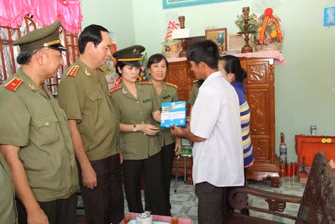 Đại diện Báo CAND tặng quà cho gia đình thân nhân liệt sỹ Nguyễn Văn Ải.