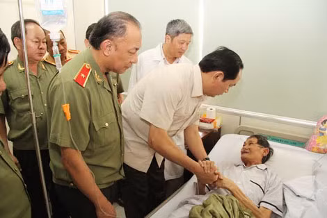 Bộ trưởng Trần Đại Quang cùng đoàn công tác đến thăm Anh hùng LLVT Trần Tôn Thất.