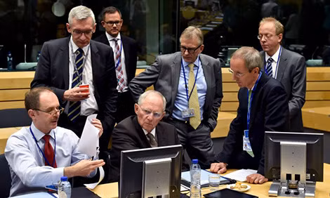 Bộ trưởng Tài chính Đức Wolfgang Schaeuble (giữa) nói chuyện với các giới chức trong cuộc họp của các bộ trưởng tài chính khu vực đồng euro về tình hình ở Hy Lạp tại Brussels, Bỉ, ngày 12/7.