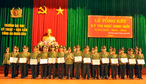 Đại tá Nguyễn Xuân Sinh, Phó Hiệu trưởng trao giấy khen cho những học viên đạt giải cao trong kỳ thi.
