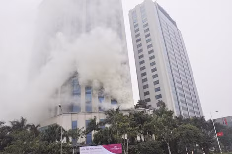 Khói, lửa bao trùm tầng 3 của Tòa khách sạn.