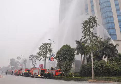 Liên tục phun nước để dập tắt đám cháy.