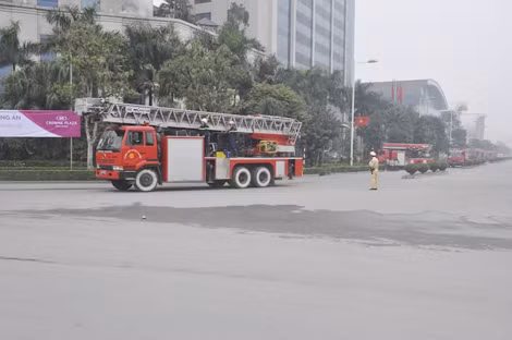 13 xe chữa cháy cùng xe thang, xe cứu hộ... được điều động đến hiện trường.