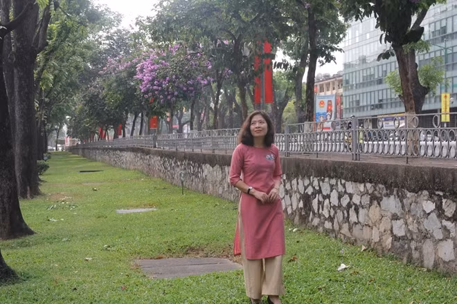 Các bạn trẻ cũng tranh thủ ghi lại khoảnh khắc tuyệt đẹp của mình với hoa bằng lăng.