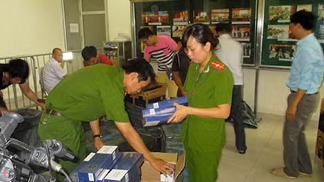 Lực lượng Công an kiểm đếm số thuốc lá bị thu giữ