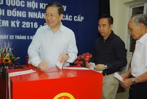 Bộ trưởng Tô Lâm và các cử tri phường Giảng Võ bỏ phiếu. Ảnh: Tâm Phạm