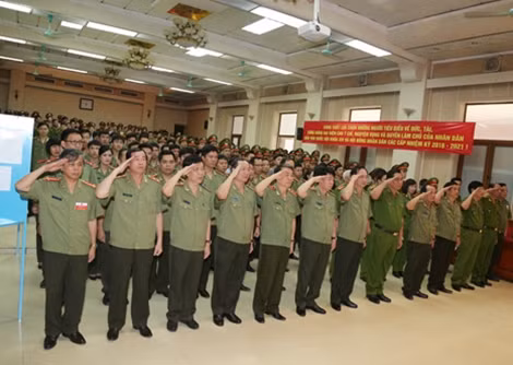 Các đồng chí lãnh đạo Bộ Công an và cán bộ chiến sĩ cơ quan Bộ Công an thực hiện nghi thức chào cờ. Ảnh: Anh Hiếu
