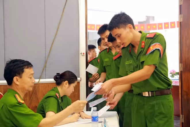 Học viên Cảnh sát tham gia bầu cử. Ảnh: Thu Hà
