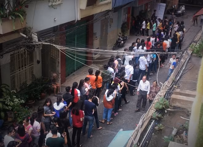 Người dân TP Hồ Chí Minh xếp hàng đi bỏ phiếu. Ảnh: Minh Đức